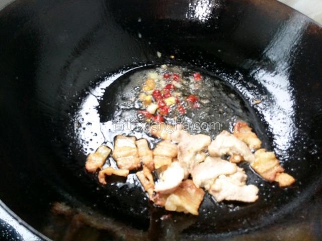 热锅凉油，入猪肉煸炒香后，放入姜蒜辣椒煸炒香再入笋混炒，加水，生抽，盐焖煮三分钟