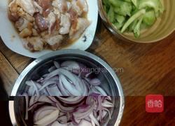 洋葱苦瓜五花肉的做法图解1