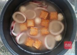 鱼豆腐鱿鱼圈闷饭的做法图解2