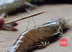 椰奶虾的做法图解1