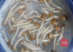 西红柿炒蟹味菇的做法图解2