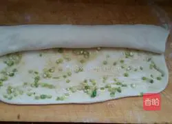 Illustration of how to make butter and green onion pancake 7