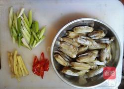 蒜苗蛏子的做法图解1