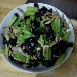 芹菜木耳肉丝的做法[图]