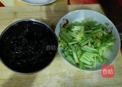 芹菜木耳肉丝的做法图解1