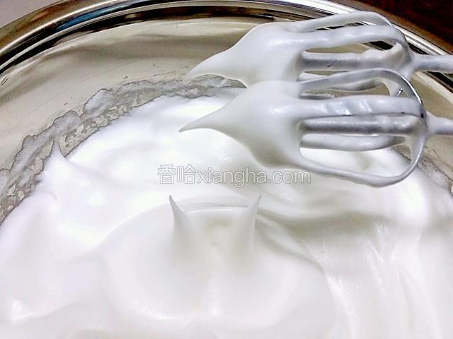 繼續打至拉起小尖角的乾性發泡狀態（蛋白霜能打發到這個狀態，蛋糕已成功了一半）