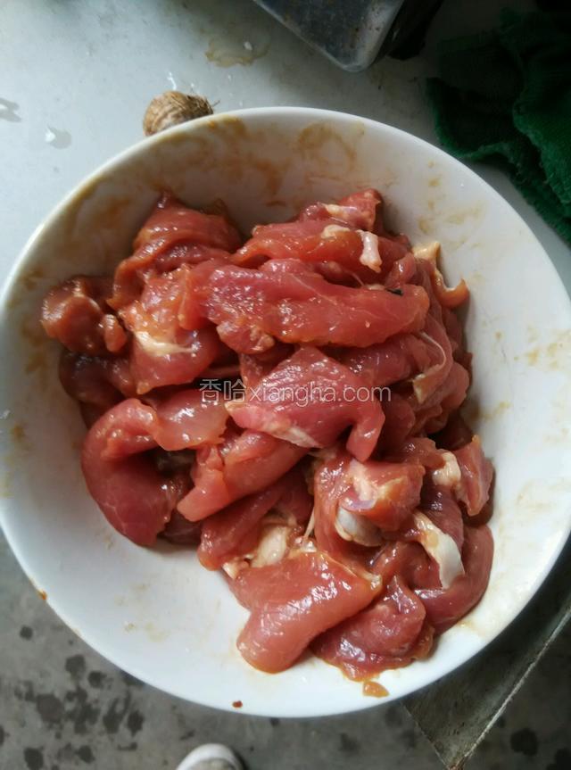 首先猪肉切薄片，然后用淀粉，盐，鸡精，料酒，蛋清，老抽腌制一刻钟，青菜切成4厘米段备用，粉皮过水浸泡