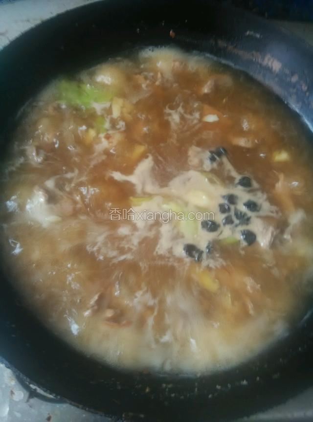 待肉炒熟时倒入2.5升开水，煮沸，然后撇去浮沫