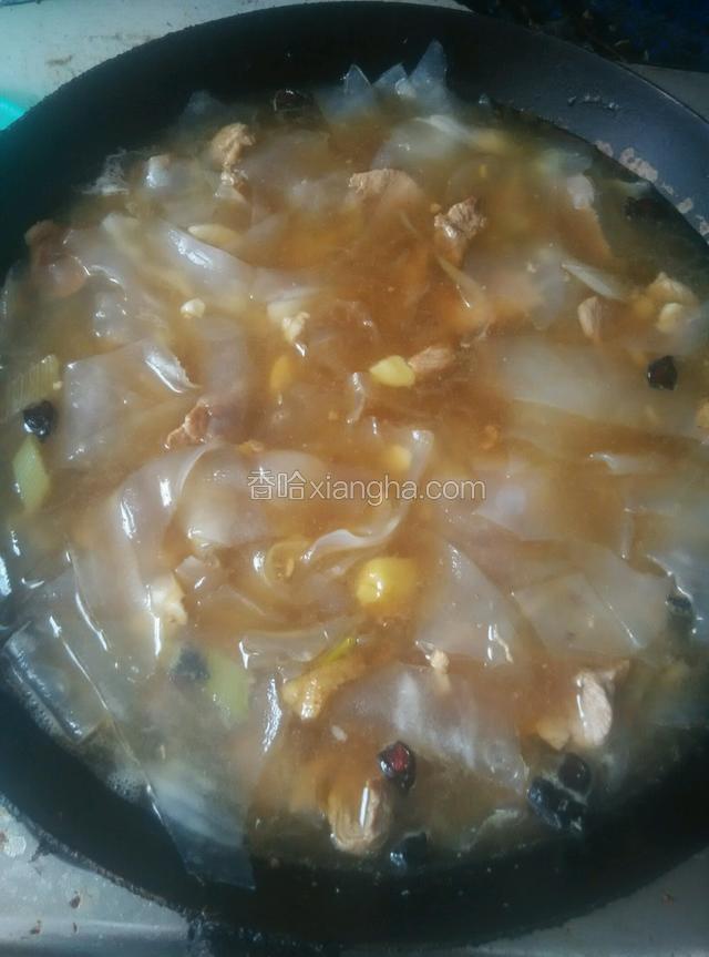 待汤清晰没浮沫时倒入泡好的粉皮，然后继续炖大概5分钟，期间可以品尝一下味道，以便加入作料