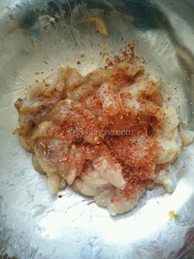 鸡肉中加入适量黄酒、盐、可以加入适量辣椒面（根据个人口味）