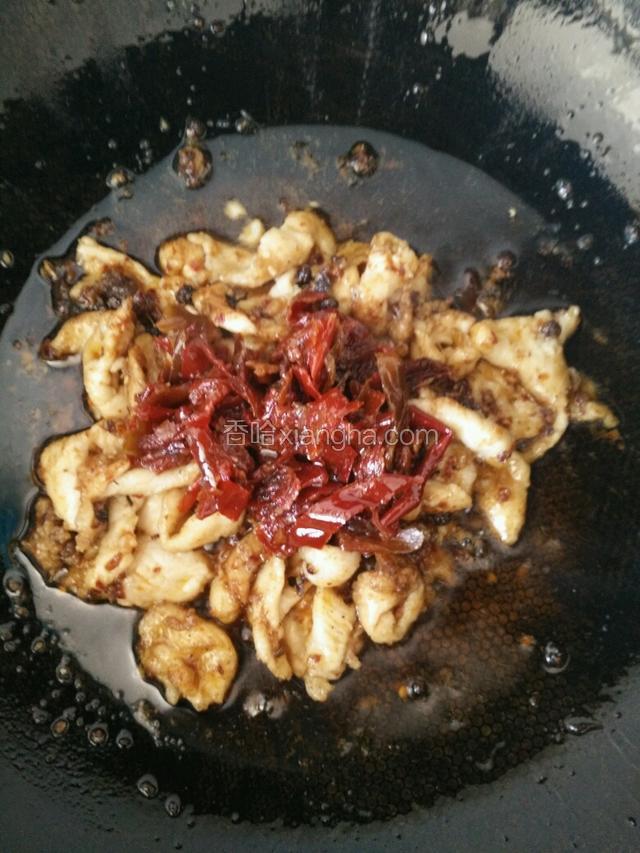 热油中放花椒炝出香味，捞出，放入鸡肉翻炒，待鸡肉7分熟，加入辣椒酱（本人用的天山雪莲辣椒酱）