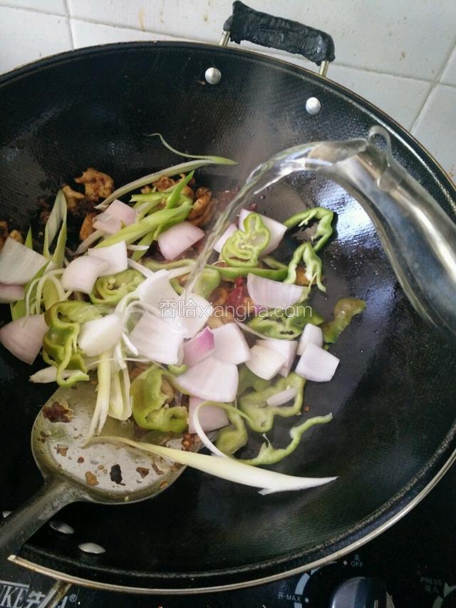 将锅里太多的油倒出一些，放入洋葱，青椒，葱，加入水煮，这时候也可以加着好汤，比如浓汤宝