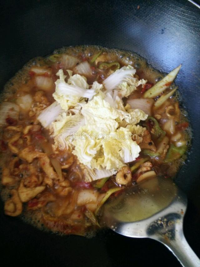 放入娃娃菜，放入适量盐，少量酱油调色，鸡精适量，（个人口味也可以放入少量番茄酱）