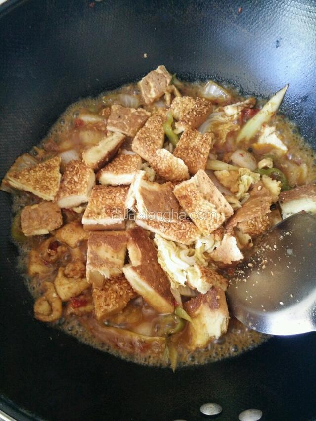 如图，加入馕，小火闷一会，即可出锅