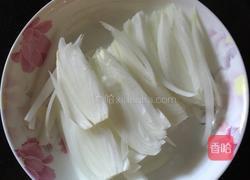 鸡蛋炒洋葱的做法图解1