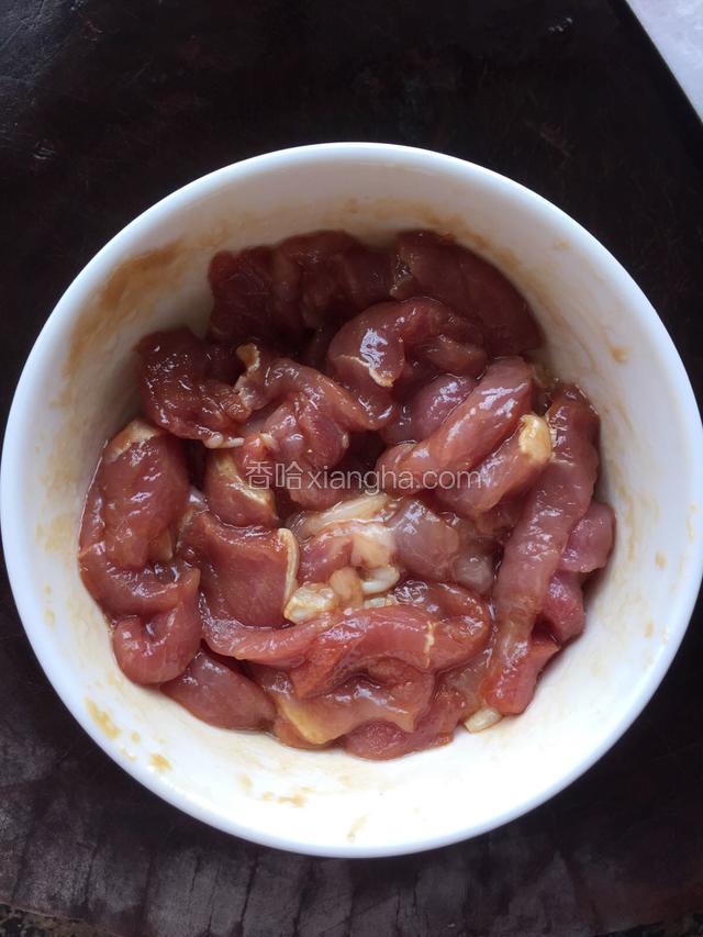 瘦肉加少许油，酱油，蚝油腌制