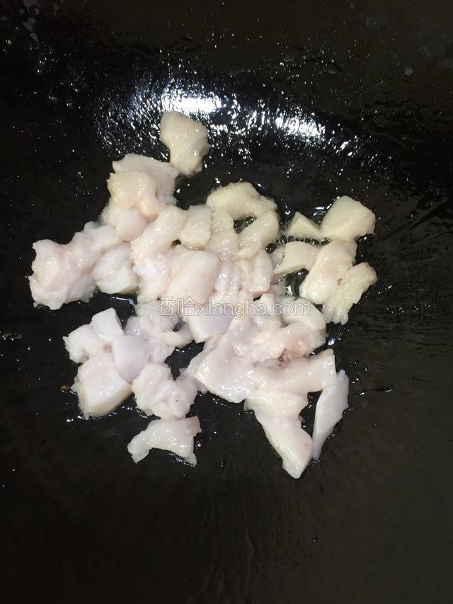 锅烧热下少量油放入肥肉