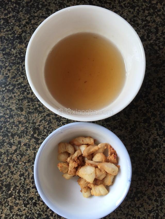 把猪油渣捞出，油倒入碗，锅里剩少量油