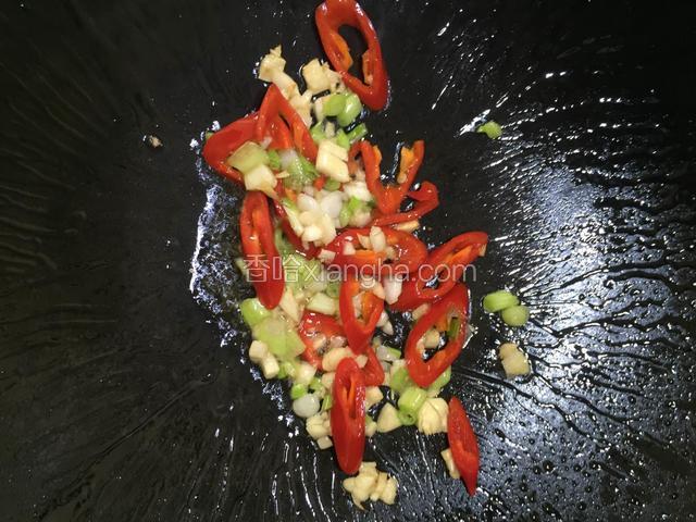 爆香蒜葱白，辣椒