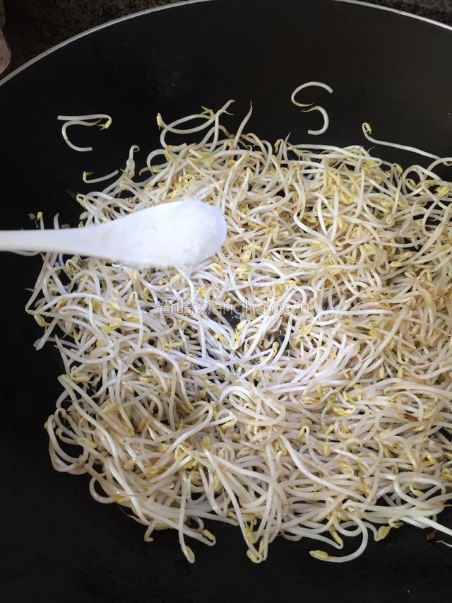 锅里倒入猪油炒豆芽菜，加盐调味，断生捞出备用
