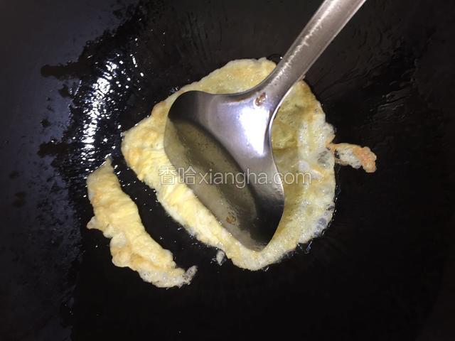 鸡蛋煎熟，用铲子切条备用