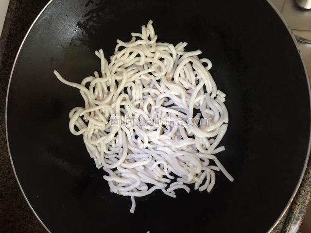 锅里再倒入少量猪油，下双头针