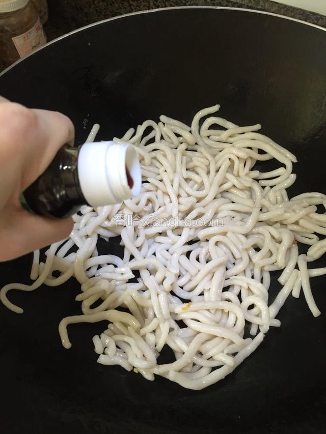 双头针用中小火炒一会，加酱油