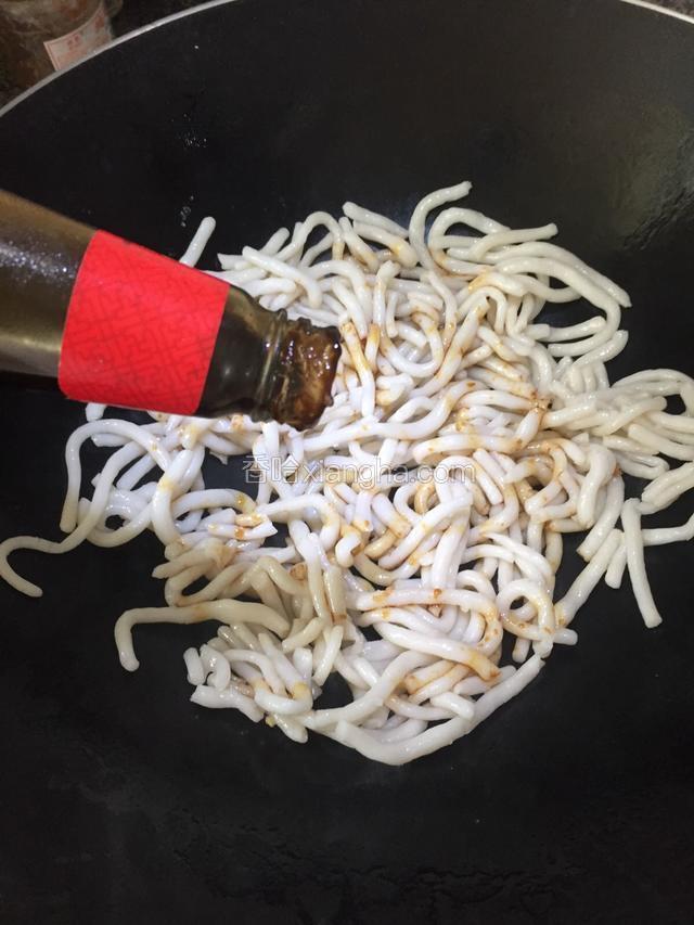 加蚝油，开大火爆炒均匀
