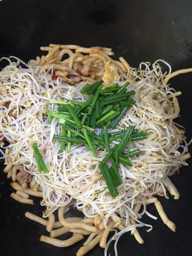 下入所有材料和葱段，豆芽菜的汤汁不要下，大火翻炒均匀即可