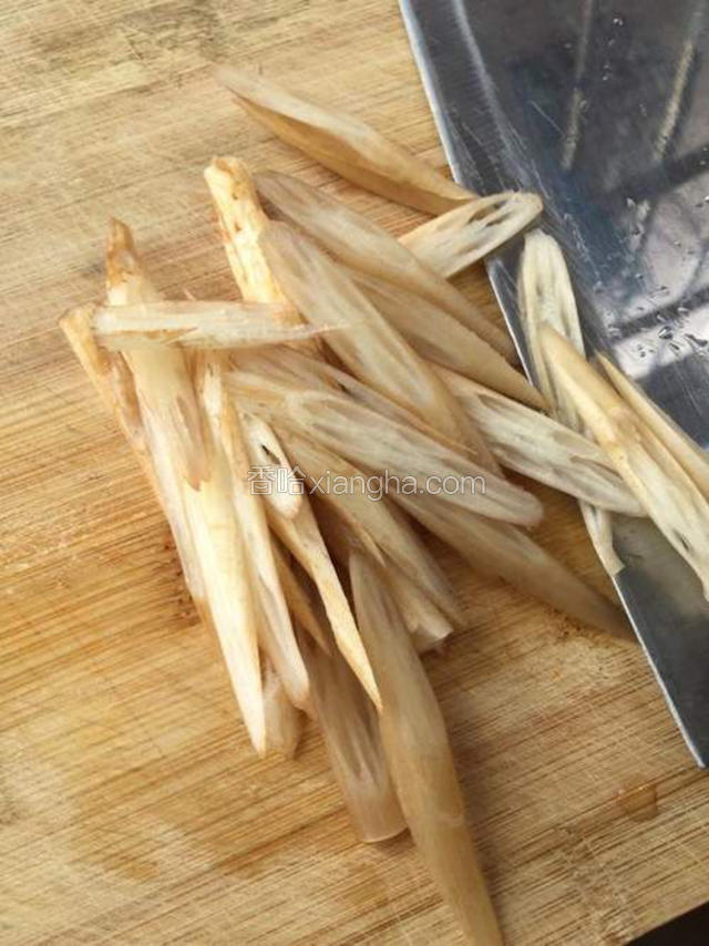 切成藕片，然后泡水