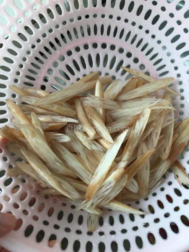 把泡水的藕片捞起晾水
