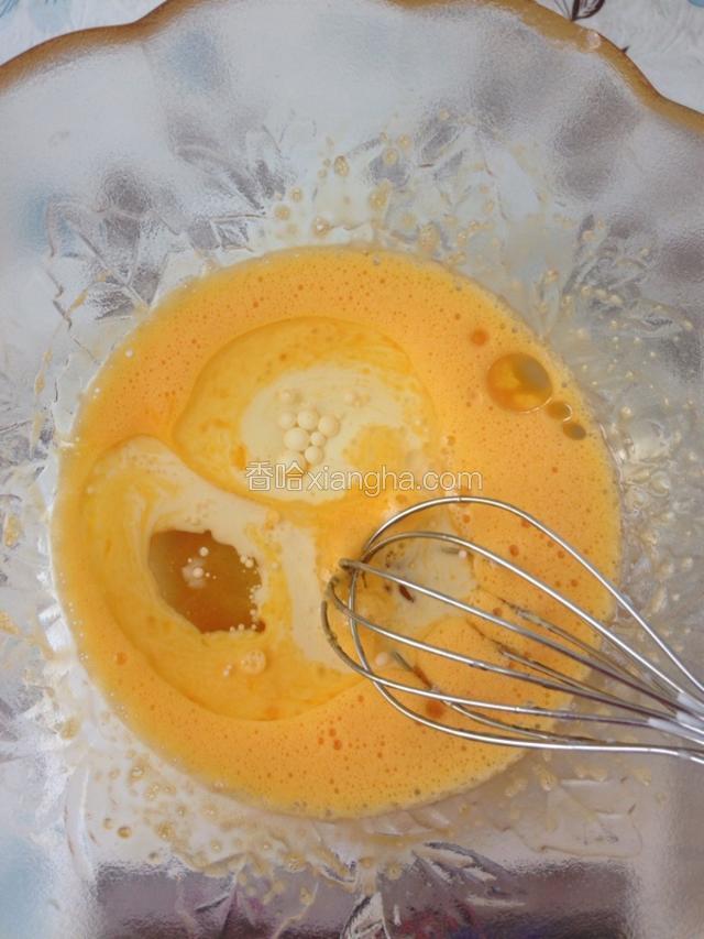 加入蜂蜜牛奶玉米油，继续搅拌至完全融合。