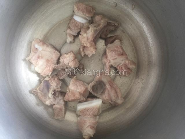 排骨去沫加水煮开中火慢煮