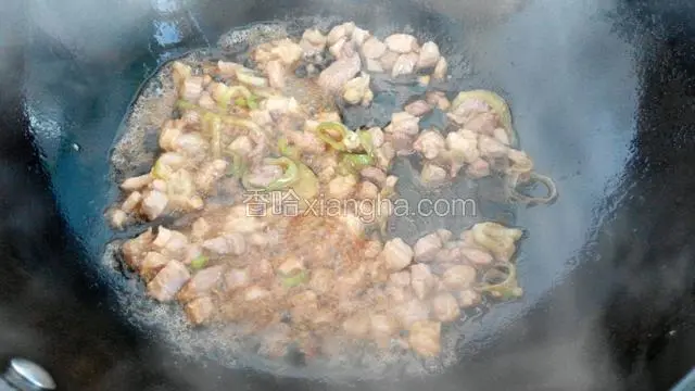 放一些葱花和姜片，倒入适量生抽和料酒翻炒均匀。