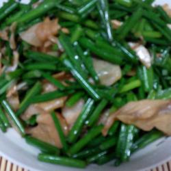 五花肉油豆皮炒韭菜苔的做法[图]