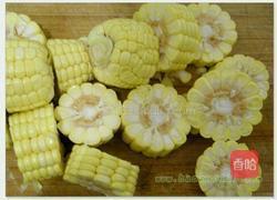 玉米排骨汤。的做法图解1
