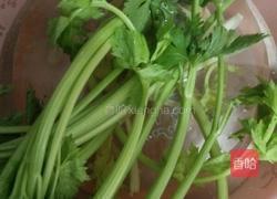 芹菜炒猪肉的做法图解1