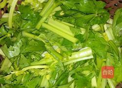 芹菜炒猪肉的做法图解2