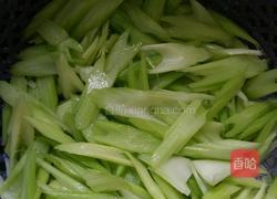 芹菜炒腊味的做法图解1