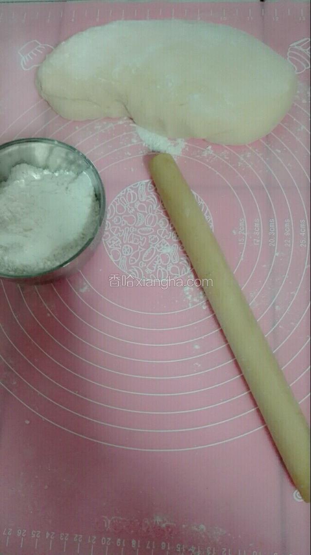 揉好的面团放一边，准备好干面粉，擀面杖。