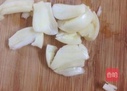 酸梅蒸黄骨鱼的做法图解3