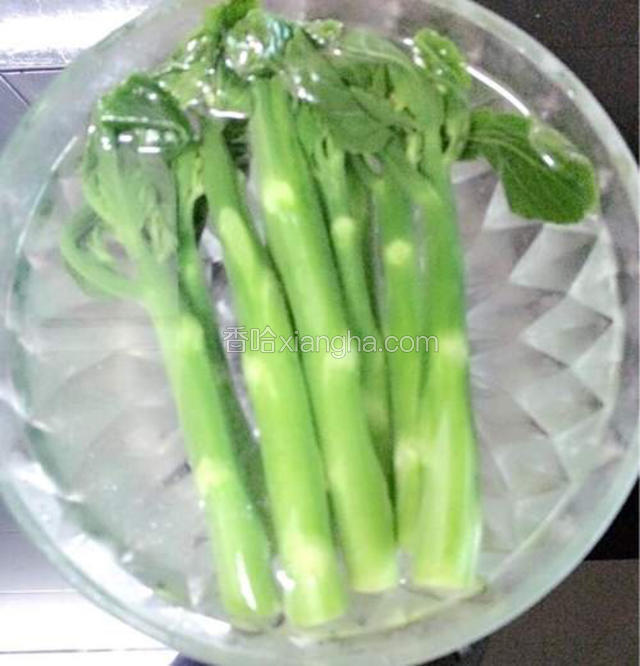 芥菜出锅放预先准备好的冰水过冷河后沥干水分切片