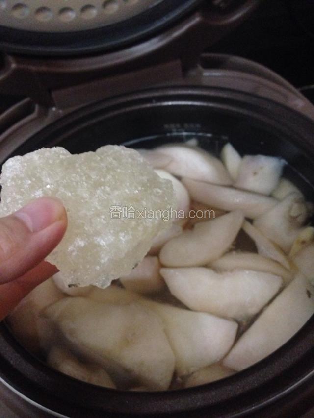 放入适量冰糖。关火，盖上焖10分钟。