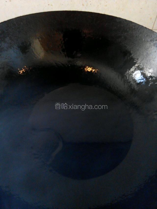 锅中放油。