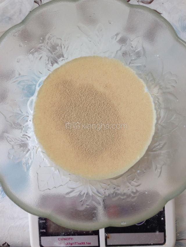 鲜牛奶倒入大碗，加入白砂糖，搅拌至融解，加入酵母，搅拌一下静置5分钟。