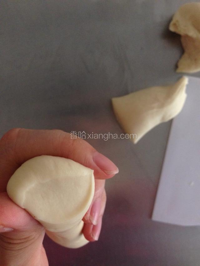 发酵至2—2.5倍大，取出排气，继续揉一下。切开没有大气泡即可。