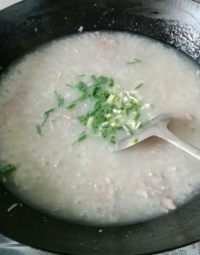 差不熟的时候放葱花，加入少许盐，拌均即可出锅