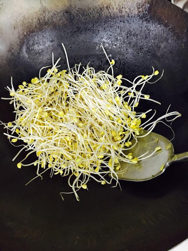 烧锅下油爆蒜蓉炒芽菜，下味炒熟起锅用捞篱滤清水份备用
