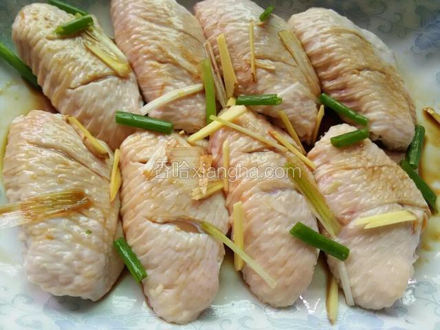 放上葱、姜、蒜、料酒、少许监腌制30分钟