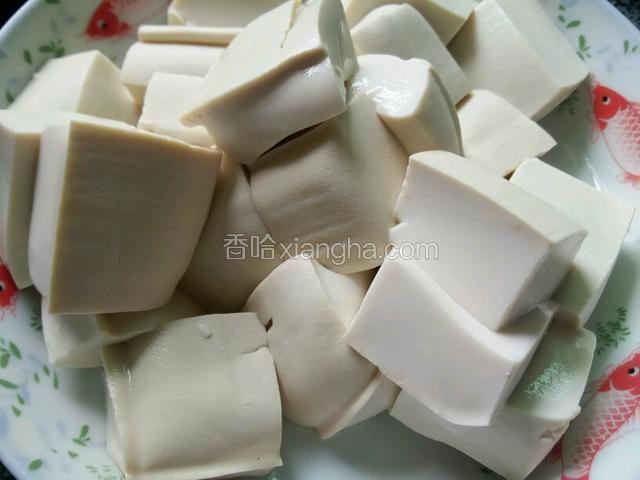 豆腐切成2厘米宽，1厘米厚的小方块